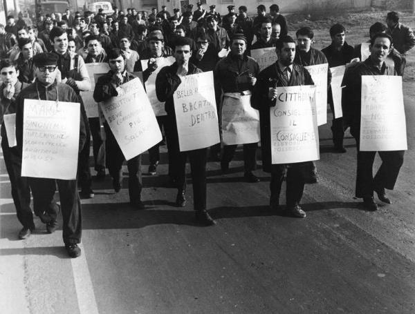 Sciopero dei lavoratori della Marlo - Corteo - Cartelli di protesta - Fischietti - Carabinieri