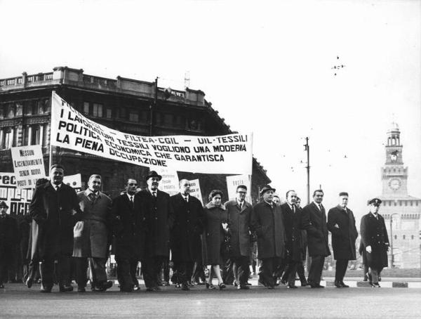 Sciopero nazionale unitario dei lavoratori tessili - Testa del corteo in piazza Cairoli - Cartelli di protesta - Striscione