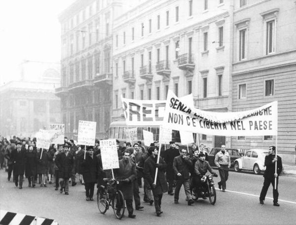 Sciopero dei lavoratori della Breda - Corteo in corso Venezia - Striscioni - Cartelli di protesta - Lavoratori in motocicletta