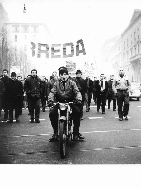 Sciopero dei lavoratori della Breda - Corteo - Striscioni - Cartelli di protesta - Lavoratori in motocicletta