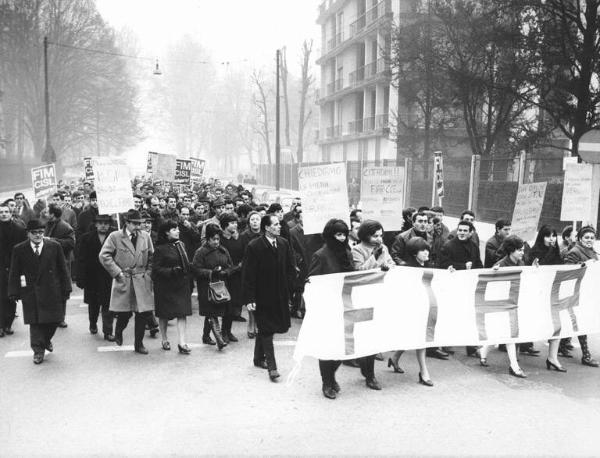 Sciopero dei lavoratori della Fiar Cge contro i licenziamenti e la riduzione dell'orario di lavoro - Corteo - Striscione Fiar - Cartelli di sciopero Fim Cisl