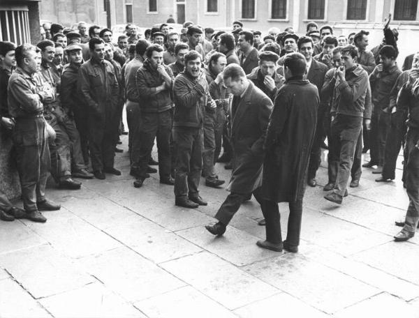 Sciopero dei lavoratori della Riva Calzoni - Presidio davanti alla fabbrica - Operai con tuta da lavoro - Fischi a un uomo