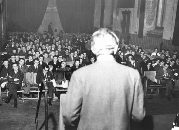 Umanitaria - Interno - Assemblea dei giovani metallurgici - Panoramica sulla sala - Platea con il pubblico - Oratore di spalle