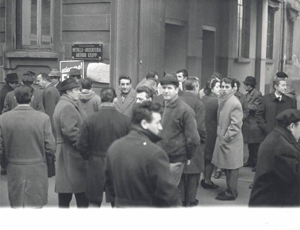 Sciopero dei lavoratori dell'Argenteria Krupp - Presidio davanti all'ingresso della azienda - Cartello di sciopero Fiom Cgil - Insegna Metalli-Argenteria Arthur Krupp