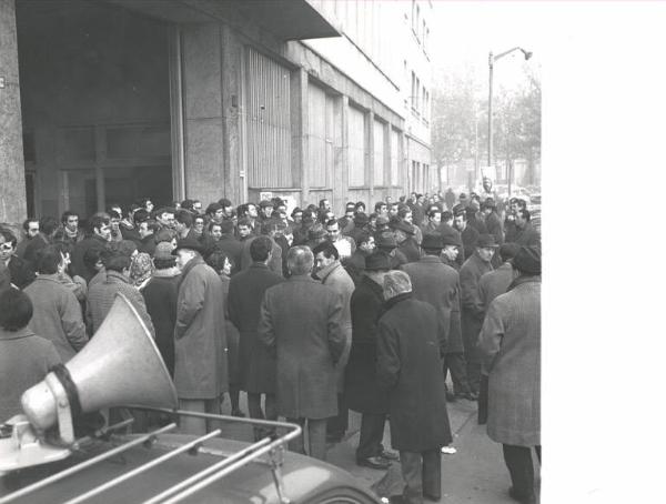 Sciopero dei lavoratori della Face - Presidio davanti all'ingresso della fabbrica - Altoparlante