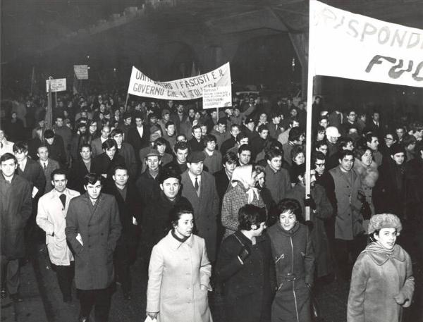 Manifestazione notturna antifascista contro gli attentati fascisti - Striscioni - Cartelli di protesta