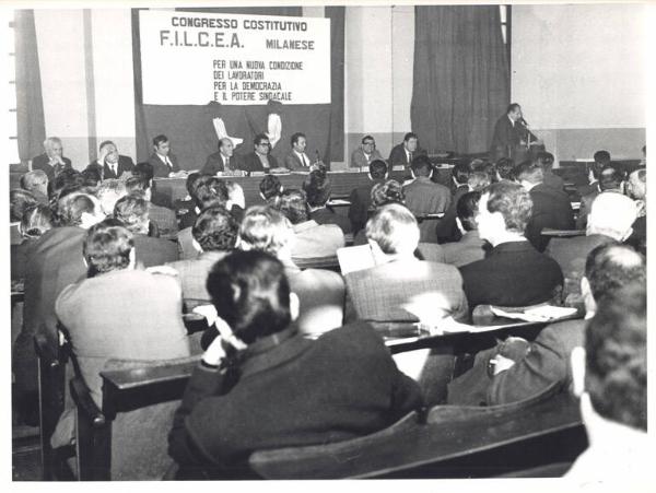 Camera del Lavoro - Sala "Bruno Buozzi" - Interno - Congresso provinciale costitutivo della Filcea Milanese - Panoramica sulla sala - Tavolo della presidenza - Platea - Oratore al microfono - Parola d'ordine