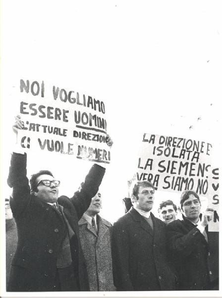 Sciopero degli impiegati della Sit Siemens - Lavoratori mostrano cartelli di protesta