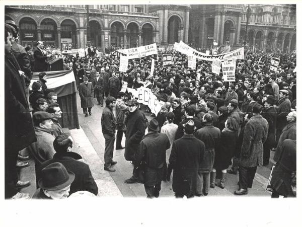 Sciopero generale contro le zone salariali - Piazza del Duomo - Comizio - Palco - Aldo Bonaccini al microfono - Manifestanti - Striscioni - Cartelli di sciopero Fiom Cgil, Fim Cisl