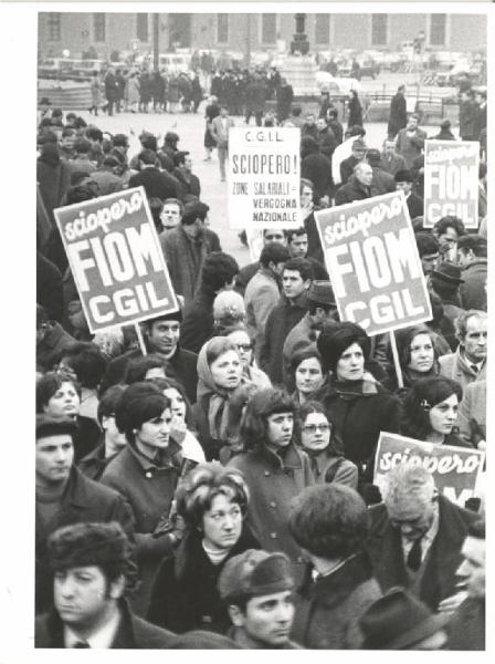 Sciopero generale contro le zone salariali - Piazza del Duomo - Comizio - Lavoratrici - Cartelli di sciopero Fiom Cgil