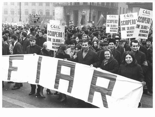 Sciopero generale contro le zone salariali - Piazza del Duomo - Lavoratori della Fiar - Striscione - Cartelli di sciopero Cgil - Bandiera