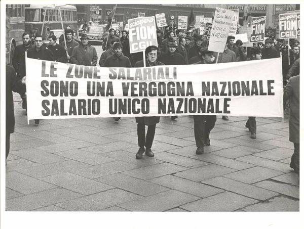 Sciopero generale contro le zone salariali - Corteo dei lavoratori - Striscione - Cartelli di sciopero Fiom Cgil