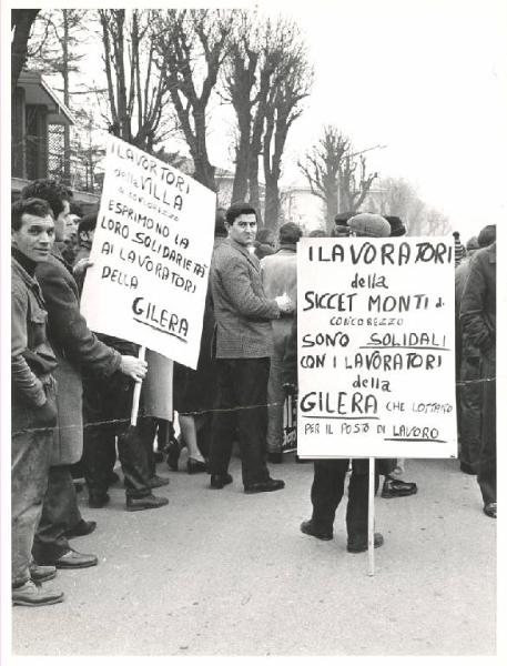 Sciopero dei lavoratori della Gilera in difesa del posto di lavoro - Presidio davanti alla fabbrica - Cartelli di solidarietà