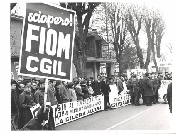 Sciopero dei lavoratori della Gilera in difesa del posto di lavoro - Presidio davanti alla fabbrica - Striscioni - Cartelli di sciopero Fiom Cgil