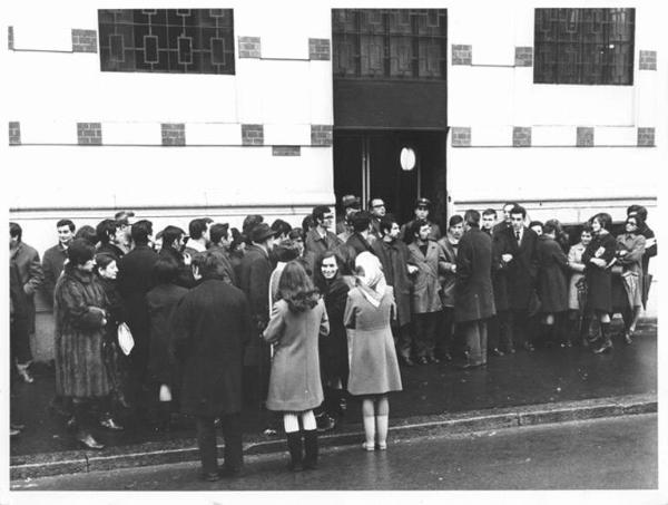 Fabbrica Borletti - Picchetto degli impiegati davanti all'ingresso della fabbrica