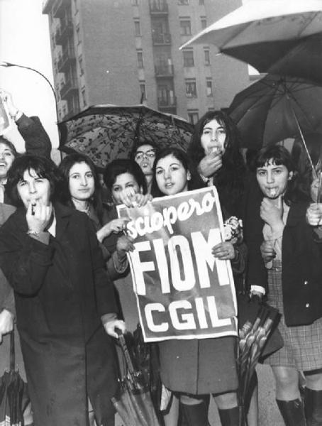 Sciopero delle lavoratrici della Dielettron - Presidio davanti ai cancelli della fabbrica - Foto di gruppo - Lavoratrici con fischietti e cartello Fiom Cgil