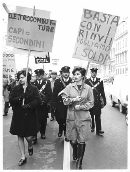 Sciopero dei lavoratori della Elettrocondutture - Corteo in corso Venezia - Donne - Cartelli di protesta - Cartello di sciopero Fiom Cgil - Presenza delle forze dell'ordine