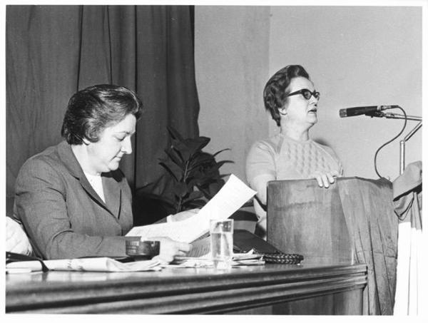 Camera del Lavoro - Sala "Bruno Buozzi" - Interno - Convegno pensionati - Palco - Oratrice al microfono