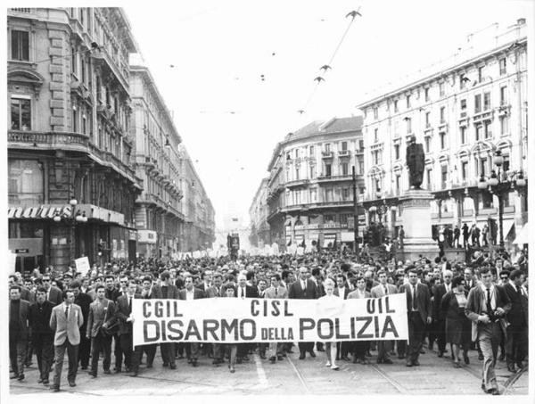 Sciopero generale per il disarmo della polizia dopo i fatti di Battipaglia - Corteo in piazza Cordusio - Monumento a Giuseppe Parini - Striscione Cgil, Cisl, Uil