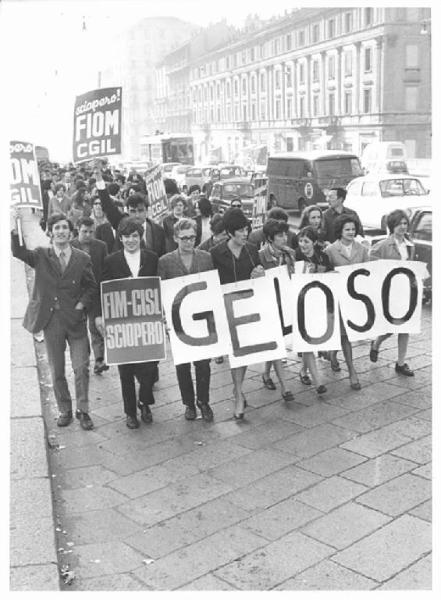 Sciopero dei lavoratori della Geloso - Testa del corteo - Cartelli di sciopero Fiom Cgil, Fim Cisl