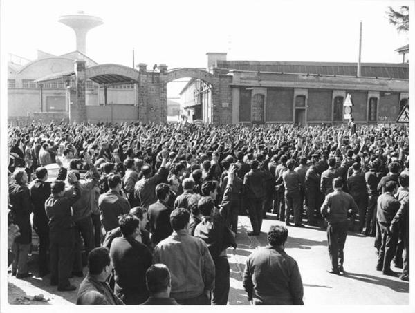 Sciopero dei lavoratori della Ercole Marelli - Assemblea davanti alla fabbrica - Votazione per alzata di mano - Operai con tuta da lavoro