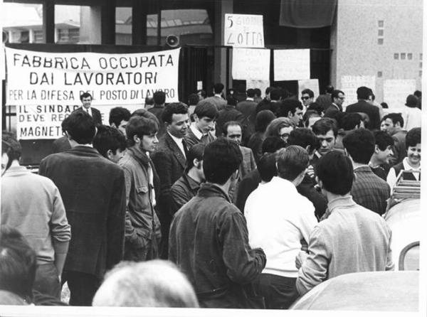 Magnetofoni Castelli - Occupazione della fabbrica contro i licenziamenti - Lavoratori davanti ai cancelli della fabbrica - Striscione - Cartelli di protesta