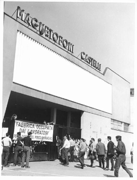 Magnetofoni Castelli - Occupazione della fabbrica contro i licenziamenti - Lavoratori davanti ai cancelli della fabbrica - Striscione - Insegna Magnetofoni Castelli