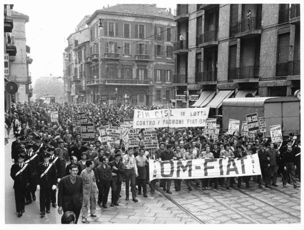 Sciopero dei lavoratori della Om - Corteo - Striscioni - Cartelli di sciopero Fiom Cgil, Fim Cisl - Schieramento delle forze dell'ordine