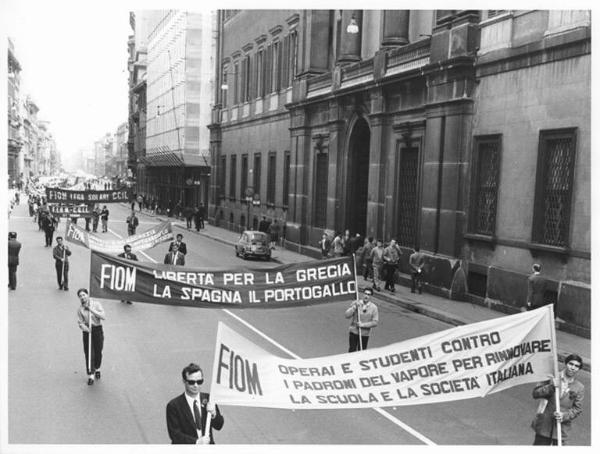 Festa dei lavoratori - Manifestazione del primo maggio - Corteo in corso Venezia - Striscioni Fiom