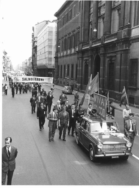 Festa dei lavoratori - Manifestazione del primo maggio - Corteo in corso Venezia - Striscioni - Bandiere - Automobile con megafono