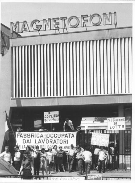 Magnetofoni Castelli - Ri-occupazione della fabbrica contro i licenziamenti - Lavoratori davanti e dietro ai cancelli della fabbrica - Cartelli di protesta - Striscione - Insegna Magnetofoni