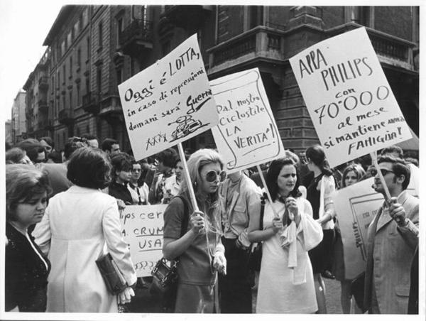 Sciopero degli impiegati della Philips - Corteo - Donne - Cartelli di protesta