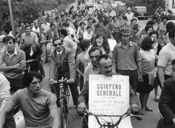 Sciopero generale in solidarietà con la lotta dei lavoratori della Magnetofoni Castelli - Corteo - Cartello di sciopero Cgil, Cisl, Uil