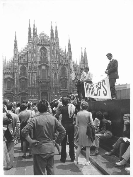 Sciopero degli impiegati della Philips - Comizio in piazza del Duomo - Il Duomo di Milano - Striscione