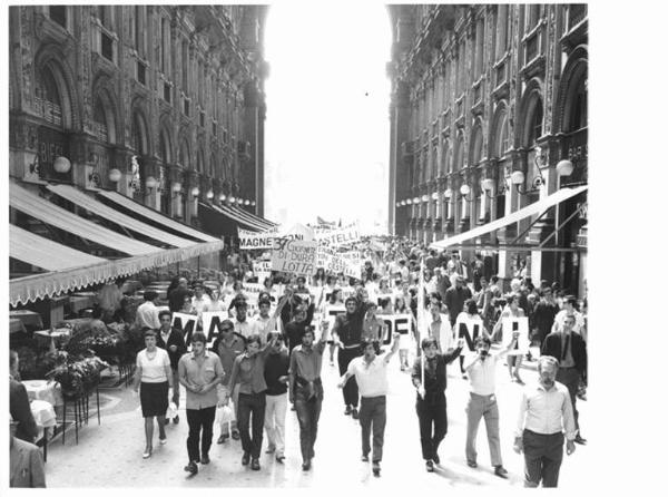 Sciopero provinciale dei metallurgici contro le rappresaglie padronali e per la libertà in fabbrica - Corteo in galleria Vittorio Emanuele - Spezzone lavoratori della Magnetofoni Castelli - Striscioni - Cartelli - Bandiere