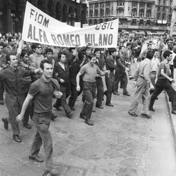 Sciopero provinciale dei metallurgici contro le rappresaglie padronali e per la libertà in fabbrica - Corteo in piazza del Duomo - Spezzone lavoratori dell'Alfa Romeo - Striscione - Operai con tuta da lavoro