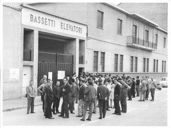 Sciopero dei lavoratori della Bassetti Elevatori - Presidio davanti alla fabbrica - Insegna Bassetti elevatori