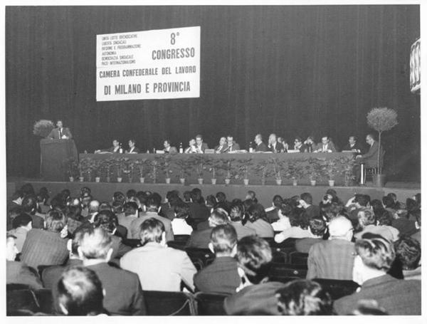 Teatro Lirico - Interno - 8° Congresso della Camera confederale del lavoro di Milano e provincia - Tavolo della presidenza - Parola d'ordine del congresso