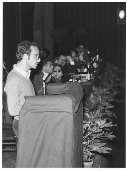 Teatro Lirico - Interno - 8° Congresso della Camera confederale del lavoro di Milano e provincia - Palco - Tavolo della presidenza con Luciano Lama - Delegato al microfono