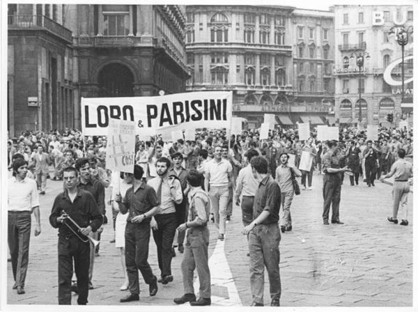 Sciopero dei lavoratori della Loro Parisini - Corteo in piazza del Duomo - Operai con tuta da lavoro - Striscione - Cartelli di protesta