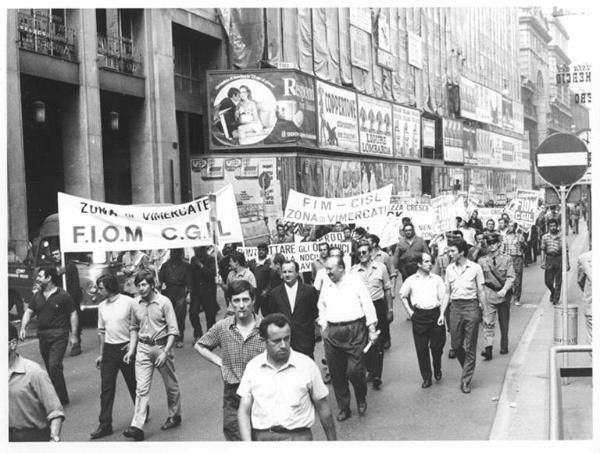 Sciopero dei lavoratori della Falck - Corteo con i sindacalisti Annio Breschi e Angelo Fumagalli - Striscioni - Cartelli di sciopero Fiom Cgil - Forze dell'ordine - Cartelli pubblicitari