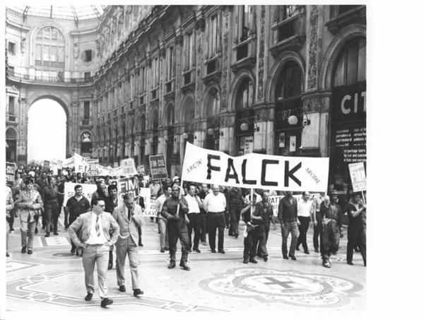 Sciopero dei lavoratori della Falck - Corteo in galleria Vittorio Emanuele - Operai con tuta da lavoro - Sindacalisti Annio Breschi e Angelo Fumagalli - Striscioni - Cartelli di sciopero Fiom Cgil, Fim Cisl - Forze dell'ordine