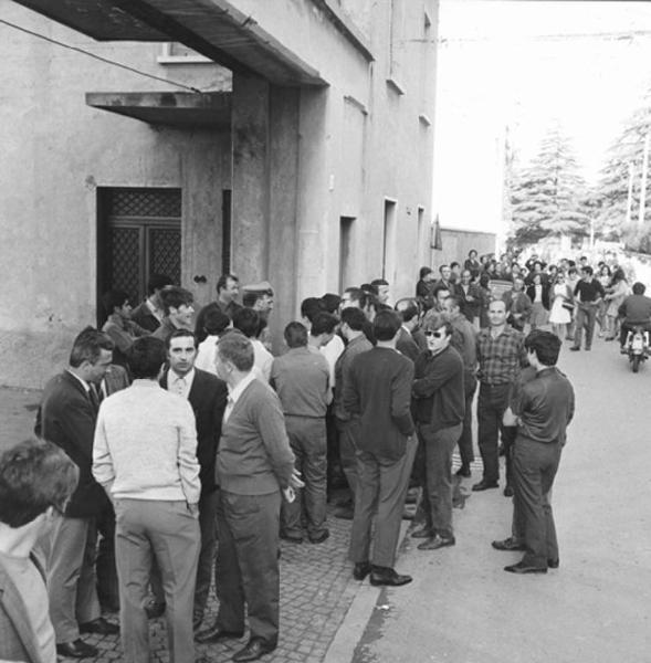 Sciopero dei lavoratori metallurgici di Veduggio - Picchetto davanti alla fabbrica Fontana