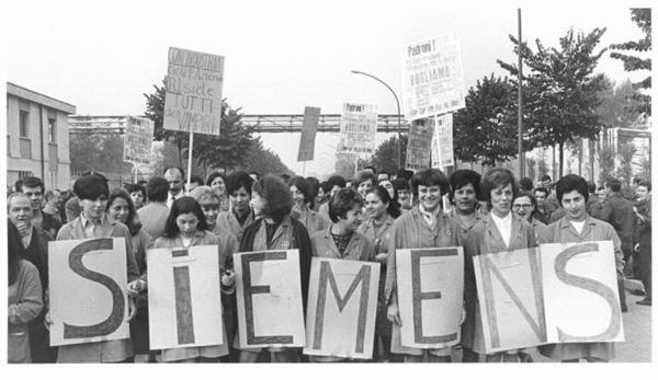 Sciopero dei lavoratori della Sit Siemens - Testa del corteo - Operaie con grembiule da lavoro - Cartelli di sciopero sindacali