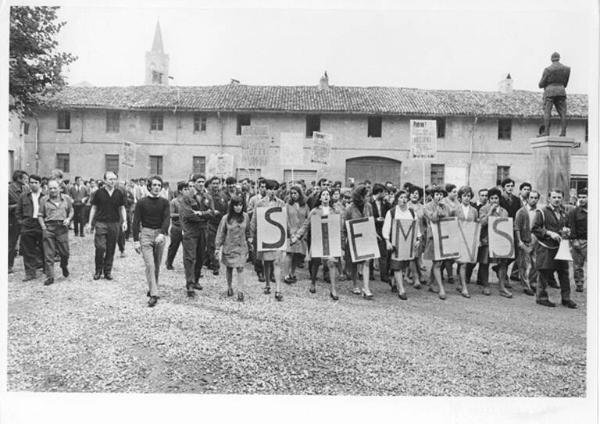 Sciopero dei lavoratori della Sit Siemens - Corteo - Operai con grembiule e tuta da lavoro - Cartelli di sciopero sindacali