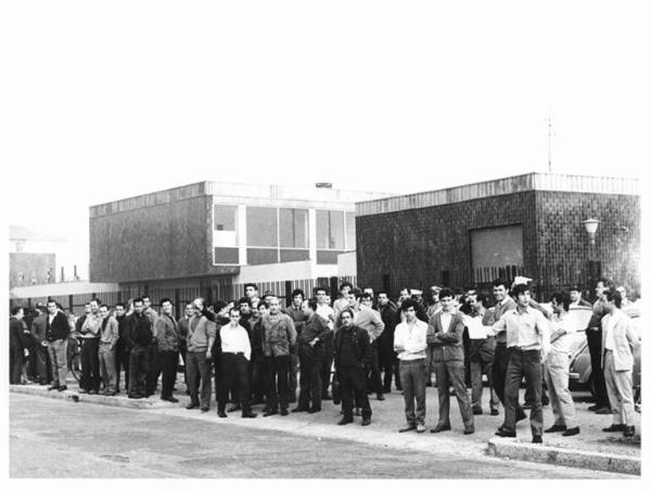 Sciopero dei lavoratori metallurgici della zona Lambrate - Picchetto alla Trafilerie - Lavoratori davanti alla fabbrica