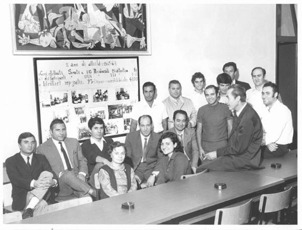 Camera del Lavoro - Scuola sindacale - Interno - Aula - Foto di gruppo - Corsisti con Leonardo Banfi