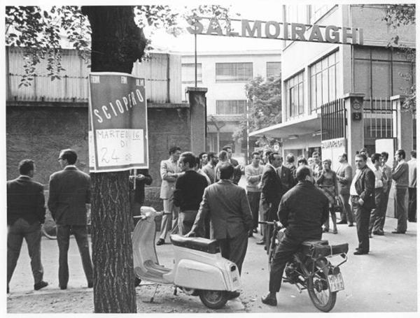 Sciopero dei lavoratori della Filotecnica Salmoiraghi - Picchetto davanti all'ingresso della fabbrica - Cartello di sciopero Fiom, Fim, Uilm - Insegna Salmoiraghi