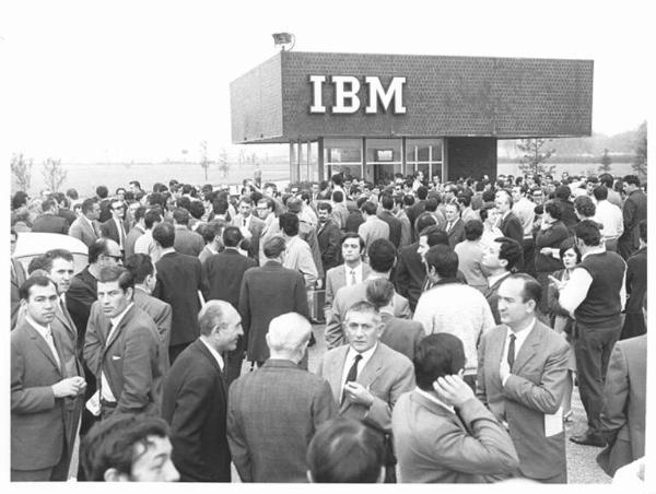 Sciopero dei lavoratori della Ibm - Picchetto davanti all'ingresso della fabbrica - Insegna Ibm