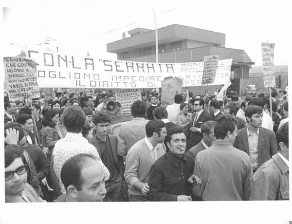 Sciopero dei lavoratori della Manuli contro la serrata - Presidio davanti alla fabbrica - Striscione - Cartelli di protesta - Auto con altoparlante